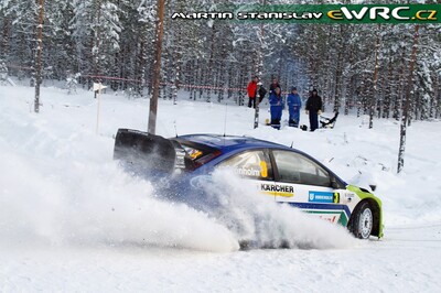 Marcus Grönholm - Timo Rautiainen
56º Uddeholm Swedish Rally 2007. Ford Focus RS WRC '06 (EJ56 FZV). Clasificado 1º.
BP Ford World Rally Team

Del 9 al 11 de Febrero, Karlstad.
Superficie: nieve - hielo.

El Rally constaba de 3 etapas con un total de 1731.25 km de los que 342.09 km divididos en 20 tramos, eran cronometrados.

Tomaron la salida 58 equipos, finalizaron 43.

© Martin Stanislav
@@
Palabras clave: ;Ford;Focus;WRC;Suecia;2007;Nieve
