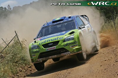 Marcus Grönholm - Timo Rautiainen
4º Rally d'Italia Sardegna 2007. Ford Focus RS WRC '06 (EJ56 FZV). Clasificado 1º.
BP Ford World Rally Team

Del 18 al 20 de Mayo, Olbia, Sardinia.
Superficie: tierra.

El Rally constaba de 3 etapas con un total de 1061.84 km de los que 342.86 km divididos en 18 tramos, eran cronometrados.

Tomaron la salida 82 equipos, finalizaron 67.

© Petr Lusk
@@
Palabras clave: Ford;Focus;WRC;Cerdeña;Italia;2007
