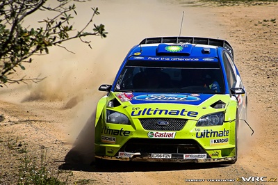 Marcus Grönholm - Timo Rautiainen
4º Rally d'Italia Sardegna 2007. Ford Focus RS WRC '06 (EJ56 FZV). Clasificado 1º.
BP Ford World Rally Team

Del 18 al 20 de Mayo, Olbia, Sardinia.
Superficie: tierra.

El Rally constaba de 3 etapas con un total de 1061.84 km de los que 342.86 km divididos en 18 tramos, eran cronometrados.

Tomaron la salida 82 equipos, finalizaron 67.

© Robert Tuchowski
@@
Palabras clave: Ford;Focus;WRC;Cerdeña;Italia;2007