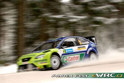 Marcus Grönholm - Timo Rautiainen
56º Uddeholm Swedish Rally 2007. Ford Focus RS WRC '06 (EJ56 FZV). Clasificado 1º.
BP Ford World Rally Team

Del 9 al 11 de Febrero, Karlstad.
Superficie: nieve - hielo.

El Rally constaba de 3 etapas con un total de 1731.25 km de los que 342.09 km divididos en 20 tramos, eran cronometrados.

Tomaron la salida 58 equipos, finalizaron 43.

© Marek Felt
@@
Palabras clave: ;Ford;Focus;WRC;Suecia;2007;Nieve