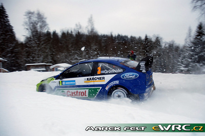 Marcus Grönholm - Timo Rautiainen
56º Uddeholm Swedish Rally 2007. Ford Focus RS WRC '06 (EJ56 FZV). Clasificado 1º.
BP Ford World Rally Team

Del 9 al 11 de Febrero, Karlstad.
Superficie: nieve - hielo.

El Rally constaba de 3 etapas con un total de 1731.25 km de los que 342.09 km divididos en 20 tramos, eran cronometrados.

Tomaron la salida 58 equipos, finalizaron 43.

© Marek Felt
@@
Palabras clave: ;Ford;Focus;WRC;Suecia;2007;Nieve