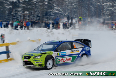Marcus Grönholm - Timo Rautiainen
56º Uddeholm Swedish Rally 2007. Ford Focus RS WRC '06 (EJ56 FZV). Clasificado 1º.
BP Ford World Rally Team

Del 9 al 11 de Febrero, Karlstad.
Superficie: nieve - hielo.

El Rally constaba de 3 etapas con un total de 1731.25 km de los que 342.09 km divididos en 20 tramos, eran cronometrados.

Tomaron la salida 58 equipos, finalizaron 43.

© Marek Felt
@@
Palabras clave: ;Ford;Focus;WRC;Suecia;2007;Nieve