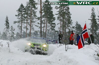 Mikko Hirvonen - Jarmo Lehtinen
22º Rally Norway 2007. Ford Focus RS WRC '06 (EJ56 FZB). Clasificado 1º.
BP Ford World Rally Team

Del 16 al 18 de Febrero, Hamar, Innlandet.
Superficie: nieve - hielo.

El Rally constaba de 3 etapas con un total de 1109.57 km de los que 355.99 km divididos en 18 tramos, eran cronometrados.

Tomaron la salida 74 equipos, finalizaron 63.

© Petr Lusk
@@
Palabras clave: ;Ford;Focus;WRC;Noruega;2007;Nieve