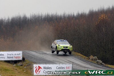 Mikko Hirvonen - Jarmo Lehtinen
63º Wales Rally GB 2007. Ford Focus RS WRC '07 (EJ56 FXA). Clasificado 1º.
BP Ford World Rally Team

Del 30 de Noviembre al 2 de Diciembre, Cardiff, Wales.
Superficie: tierra.

El Rally constaba de 3 etapas con un total de 1271.94 km de los que 359.54 km divididos en 17 tramos, eran especiales.

Tomaron la salida 108 equipos, finalizaron 83.

© Marek Felt
@@
Palabras clave: Ford;Focus;WRC;Gran_Bretaña;2007