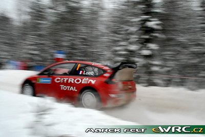 Sébastien Loeb - Daniel Elena
56º Uddeholm Swedish Rally 2007.Citroën C4 WRC (735 DYN 78). Clasificado 2º.
Citroën Total WRT

Del 9 al 11 de Febrero, Karlstad.
Superficie: nieve - hielo.

El Rally constaba de 3 etapas con un total de 1731.25 km de los que 342.09 km divididos en 20 tramos, eran cronometrados.

Tomaron la salida 58 equipos, finalizaron 43.

© Marek Felt
@@
Palabras clave: Sebastien_Loeb;Citroen;WRC;Suecia;2007;Nieve