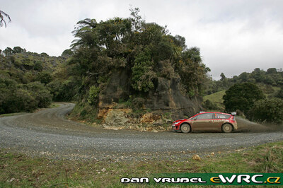 Sébastien Loeb - Daniel Elena
37º Rally New Zealand 2007. Citröen C4 WRC (735 DYN 78). Clasificado 2º.
Citroën Total WRT

Del 31 de Agosto al 2 de Septiembre, Hamilton, Waikato.
Superficie: tierra.

El Rally constaba de 3 etapas con un total de 1,255.98 Km de los que 353.56 Km divididos en 18 tramos, eran cronometrados.

Se inscribieron 69 equipos, tomaron la salida 68, finalizaron 59.

© Dan Vrubel
@@
Palabras clave: Citroen;WRC;Nueva_Zelanda;2007