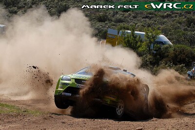 Mikko Hirvonen - Jarmo Lehtinen
4º Rally d'Italia Sardegna 2007. Ford Focus RS WRC '06 (EJ56 FZB). Clasificado 2º.
BP Ford World Rally Team

Del 18 al 20 de Mayo, Olbia, Sardinia.
Superficie: tierra.

El Rally constaba de 3 etapas con un total de 1061.84 km de los que 342.86 km divididos en 18 tramos, eran cronometrados.

Tomaron la salida 82 equipos, finalizaron 67.

© Marek Felt
@@
Palabras clave: Ford;Focus;WRC;Cerdeña;Italia;2007