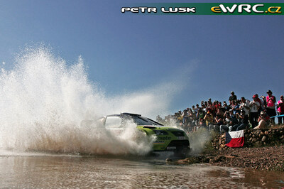 Mikko Hirvonen - Jarmo Lehtinen
4º Rally d'Italia Sardegna 2007. Ford Focus RS WRC '06 (EJ56 FZB). Clasificado 2º.
BP Ford World Rally Team

Del 18 al 20 de Mayo, Olbia, Sardinia.
Superficie: tierra.

El Rally constaba de 3 etapas con un total de 1061.84 km de los que 342.86 km divididos en 18 tramos, eran cronometrados.

Tomaron la salida 82 equipos, finalizaron 67.

© Petr Lusk
@@
Palabras clave: Ford;Focus;WRC;Cerdeña;Italia;2007