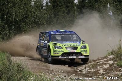 Mikko Hirvonen - Jarmo Lehtinen
57º Neste Oil Rally Finland 2007. Ford Focus RS WRC '07 (EO56 TZR / BV 6637). Clasificado 2º.
BP Ford World Rally Team

Del 3 al 5 de Agosto, Jyväskylä.
Superficie: tierra.

El Rally constaba de 3 etapas con un total de 1375.15 km de los que 360.34 km divididos en 23 tramos eran cronometrados.

Tomaron la salida 97 equipos, finalizaron 70.

© Petr Sagner
@@
Palabras clave: Ford;Focus;WRC;Finlandia;2007