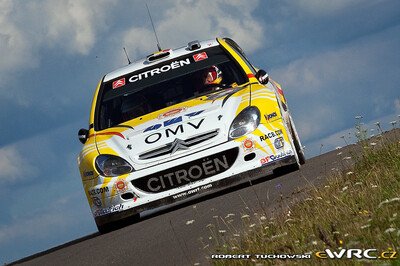 François Duval - Patrick Pivato
26º ADAC Rallye Deutschland 2007. Citroën Xsara WRC (100 DZF 78). Clasificado 2º.
OMV Kronos Citroën WRT

Del 17 al 19 de Agosto, Trier.
Superficie: asfalto.

El Rally constaba de 3 etapas con un total de 1227.04 km de los que 356.27 km divididos en 19 tramos, eran cronometrados.

Tomaron la salida 102 equipos, finalizaron 88.

© Robert Tuchowski
@
Palabras clave: Citroen;Xsara;WRC;Alemania;2007