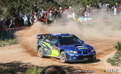 Petter Solberg - Phil Mills
41º Vodafone Rally de Portugal 2007. Subaru Impreza S12B WRC '07 (FT56 SRT). Clasificado 2º.
Subaru World Rally Team

Del 30 de Marzo al 1 de Abril, Faro.
Superficie: tierra.

El Rally constaba de 3 etapas con un total de 1009.31 km de los que 357.10 km divididos en 18 tramos, eran cronometrados.

Tomaron la salida 80 equipos, finalizaron 61.

© Petr Sagner
@@
Palabras clave: Petter_Solberg;Subaru;Impreza;WRC;Portugal;2007