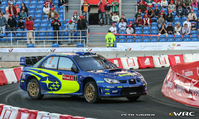 Petter Solberg - Phil Mills
41º Vodafone Rally de Portugal 2007. Subaru Impreza S12B WRC '07 (FT56 SRT). Clasificado 2º.
Subaru World Rally Team

Del 30 de Marzo al 1 de Abril, Faro.
Superficie: tierra.

El Rally constaba de 3 etapas con un total de 1009.31 km de los que 357.10 km divididos en 18 tramos, eran cronometrados.

Tomaron la salida 80 equipos, finalizaron 61.

© Petr Sagner
@@
Palabras clave: Petter_Solberg;Subaru;Impreza;WRC;Portugal;2007