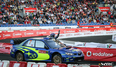 Petter Solberg - Phil Mills
41º Vodafone Rally de Portugal 2007. Subaru Impreza S12B WRC '07 (FT56 SRT). Clasificado 2º.
Subaru World Rally Team

Del 30 de Marzo al 1 de Abril, Faro.
Superficie: tierra.

El Rally constaba de 3 etapas con un total de 1009.31 km de los que 357.10 km divididos en 18 tramos, eran cronometrados.

Tomaron la salida 80 equipos, finalizaron 61.

© Petr Sagner
@@
Palabras clave: Petter_Solberg;Subaru;Impreza;WRC;Portugal;2007