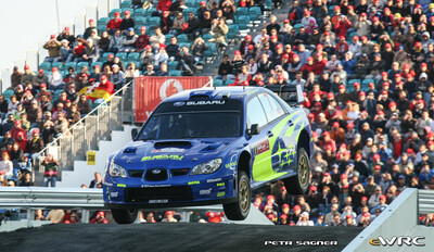 Petter Solberg - Phil Mills
41º Vodafone Rally de Portugal 2007. Subaru Impreza S12B WRC '07 (FT56 SRT). Clasificado 2º.
Subaru World Rally Team

Del 30 de Marzo al 1 de Abril, Faro.
Superficie: tierra.

El Rally constaba de 3 etapas con un total de 1009.31 km de los que 357.10 km divididos en 18 tramos, eran cronometrados.

Tomaron la salida 80 equipos, finalizaron 61.

© Petr Sagner
@@
Palabras clave: Petter_Solberg;Subaru;Impreza;WRC;Portugal;2007