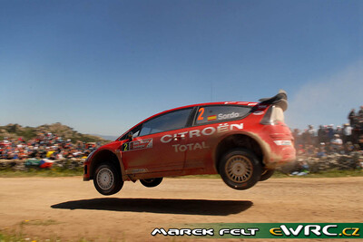 Dani Sordo - Marc Martí
4º Rally d'Italia Sardegna 2007. Citroën C4 WRC (745 DYN 78). Clasificado 3º.
Citroën Total WRT

Del 18 al 20 de Mayo, Olbia, Sardinia.
Superficie: tierra.

El Rally constaba de 3 etapas con un total de 1061.84 km de los que 342.86 km divididos en 18 tramos, eran cronometrados.

Tomaron la salida 82 equipos, finalizaron 67.

© Marek Felt
@@
Palabras clave: Citroen;WRC;Cerdeña;2007