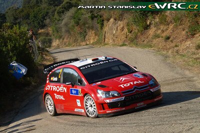 Dani Sordo - Marc Marti
51º Tour de Corse - Rallye de France 2007. Citroën C4 WRC (738 DYN 78). Clasificado 3º.
Citroën Total WRT

Del 12 al 14 de Octubre, Ajaccio.
Superficie: asfalto.

El Rally constaba de 3 etapas con un total de 1099.10 km de los que 359.32 km divididos en 16 tramos, eran cronometrados.

Tomaron la salida 74 equipos, finalizaron 57.

© Martin Stanislav
@
Palabras clave: Citroen;WRC;Corse;Corcega;2007