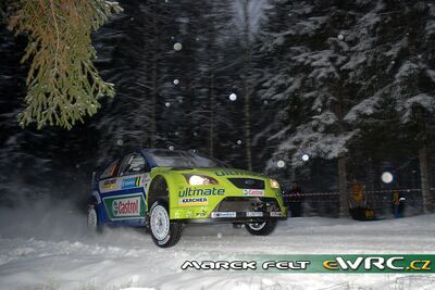 Mikko Hirvonen - Jarmo Lehtinen
56º Uddeholm Swedish Rally 2007. Ford Focus RS WRC '06 (EJ56 FZB). Clasificado 3º.
BP Ford World Rally Team

Del 9 al 11 de Febrero, Karlstad.
Superficie: nieve - hielo.

El Rally constaba de 3 etapas con un total de 1731.25 km de los que 342.09 km divididos en 20 tramos, eran cronometrados.

Tomaron la salida 58 equipos, finalizaron 43.

© Marek Felt
@@
Palabras clave: ;Ford;Focus;WRC;Suecia;2007;Nieve