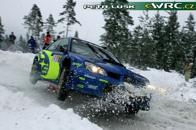 Petter Solberg - Phil Mills
22º Rally Norway 2007. Subaru Impreza S12 WRC '06 (HT55 SRT). Clasificado 4º.
BP Ford World Rally Team

Del 16 al 18 de Febrero, Hamar, Innlandet.
Superficie: nieve - hielo.

El Rally constaba de 3 etapas con un total de 1109.57 km de los que 355.99 km divididos en 18 tramos, eran cronometrados.

Tomaron la salida 74 equipos, finalizaron 63.

© Petr Lusk
@@
Palabras clave: Petter_Solberg;Subaru;Impreza;WRC;Noruega;2007;Nieve