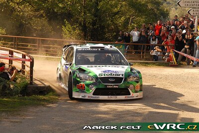 Jari-Matti Latvala - Miikka Anttila
51º Tour de Corse - Rallye de France 2007. Ford Focus RS WRC '06 (EJ56 FZB). Clasificado 4º.
Stobart VK Ford Rally Team

Del 12 al 14 de Octubre, Ajaccio.
Superficie: asfalto.

El Rally constaba de 3 etapas con un total de 1099.10 km de los que 359.32 km divididos en 16 tramos, eran cronometrados.

Tomaron la salida 74 equipos, finalizaron 57.

© Marek Felt
@
Palabras clave: Ford;Focus;WRC;Corse;Corcega;2007