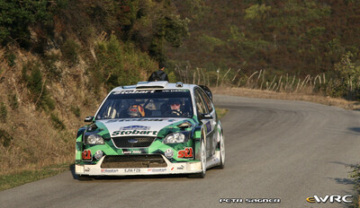 Jari-Matti Latvala - Miikka Anttila
51º Tour de Corse - Rallye de France 2007. Ford Focus RS WRC '06 (EJ56 FZB). Clasificado 4º.
Stobart VK Ford Rally Team

Del 12 al 14 de Octubre, Ajaccio.
Superficie: asfalto.

El Rally constaba de 3 etapas con un total de 1099.10 km de los que 359.32 km divididos en 16 tramos, eran cronometrados.

Tomaron la salida 74 equipos, finalizaron 57.

© Petr Sagner
@
Palabras clave: Ford;Focus;WRC;Corse;Corcega;2007