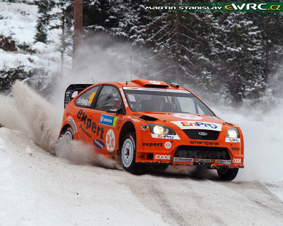 Henning Solberg - Cato Menkerud
56º Uddeholm Swedish Rally 2007. Ford Focus RS WRC '06 (EU55 CNX). Clasificado 4º.
Stobart VK Ford Rally Team

Del 9 al 11 de Febrero, Karlstad.
Superficie: nieve - hielo.

El Rally constaba de 3 etapas con un total de 1731.25 km de los que 342.09 km divididos en 20 tramos, eran cronometrados.

Tomaron la salida 58 equipos, finalizaron 43.

© Martin Stanislav
@@
Palabras clave: ;Ford;Focus;WRC;Suecia;2007;Nieve