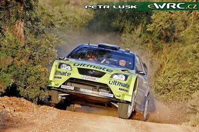 Mikko Hirvonen - Jarmo Lehtinen
41º Vodafone Rally de Portugal 2007. Ford Focus RS WRC '06 (EJ56 FZB). Clasificado 5º.
BP Ford World Rally Team

Del 30 de Marzo al 1 de Abril, Faro.
Superficie: tierra.

El Rally constaba de 3 etapas con un total de 1009.31 km de los que 357.10 km divididos en 18 tramos, eran cronometrados.

Tomaron la salida 80 equipos, finalizaron 61.

© Petr Lusk
@@
Palabras clave: ;Ford;Focus;WRC;Portugal;2007
