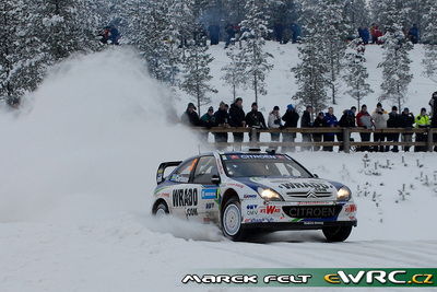 Daniel Carlsson - Denis Giraudet
56º Uddeholm Swedish Rally 2007. Citroën Xsara WRC (100 DZF 78). Clasificado 5º.
OMV Kronos Citroën WRT

Del 9 al 11 de Febrero, Karlstad.
Superficie: nieve - hielo.

El Rally constaba de 3 etapas con un total de 1731.25 km de los que 342.09 km divididos en 20 tramos, eran cronometrados.

Tomaron la salida 58 equipos, finalizaron 43.

© Martin Stanislav
@
Palabras clave: Citroen;Xsara;WRC;Suecia;2007;Nieve