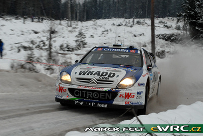 Daniel Carlsson - Denis Giraudet
56º Uddeholm Swedish Rally 2007. Citroën Xsara WRC (100 DZF 78). Clasificado 5º.
OMV Kronos Citroën WRT

Del 9 al 11 de Febrero, Karlstad.
Superficie: nieve - hielo.

El Rally constaba de 3 etapas con un total de 1731.25 km de los que 342.09 km divididos en 20 tramos, eran cronometrados.

Tomaron la salida 58 equipos, finalizaron 43.

© Martin Stanislav
@
Palabras clave: Citroen;Xsara;WRC;Suecia;2007;Nieve