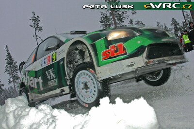 Jari-Matti Latvala - Miikka Anttila
22º Rally Norway 2007. Ford Focus RS WRC '06 (EU55 CNJ). Clasificado 5º.
Stobart VK Ford Rally Team

Del 16 al 18 de Febrero, Hamar, Innlandet.
Superficie: nieve - hielo.

El Rally constaba de 3 etapas con un total de 1109.57 km de los que 355.99 km divididos en 18 tramos, eran cronometrados.

Tomaron la salida 74 equipos, finalizaron 63.

© Petr Lusk
@@
Palabras clave: ;Ford;Focus;WRC;Noruega;2007;Nieve