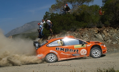 Henning Solberg - Cato Menkerud
54º BP Ultimate Acropolis Rally of Greece 2007. Ford Focus RS WRC 06 (EU55 CNX). Clasificado 5º.

Del 1 al 3 de Junio, Markopoulo.
Superficie: tierra.

El Rally tenia un total de 1572.33 km de los que 356.36 km divididos en 3 etapas y 23 tramos, eran especiales (2 de ellos fueron cancelados SS9 Imittos 1 y SS20 Imittos 2 de 10,96 km cada uno.

Tomaron la salida 64 equipos, finalizaron 49.

© Martin Stanislav
@
Palabras clave: Acropolis;Grecia;Ford;Focus;WRC;2007