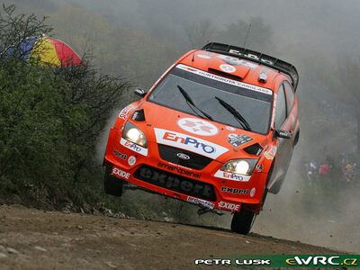 Henning Solberg - Cato Menkerud
27º Rally Argentina 2007. Ford Focus RS WRC '06 (EU55 CNF). Clasificado 5º.
Stobart VK Ford Rally Team

Del 4 al 6 de Junio, Carlos Paz, Córdoba.
Superficie: tierra.

El Rally constaba de 3 etapas con un total de 1284.85 km de los que 371.00 km divididos en 23 tramos, eran cronometrados. (7 de los 9 tramos de la 1ª etapa fueron cancelados, SS2 Capilla del Monte - San Marcos 1 de 22.95 km, SS3 San Marcos - Cuchi Corral 1 de 19.24 km, SS4 Villa Giardino - La Falda 1 de 15.50 km, SS5 Valle Hermoso - Casagrande 1 de 10.95 km, SS6 Cosquin - Tanti 1 de 11.27 km, SS7
Capilla del Monte - San Marcos 2 de 22.95 km y SS8 San Marcos - Cuchi Corral 2 de 19.24 km).

Tomaron la salida 70 equipos, finalizaron 41.

© Petr Lusk
@
Palabras clave: Fod;Focus;WRC;Argentina;2007