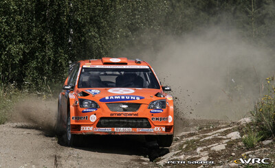 Henning Solberg - Cato Menkerud
57º Neste Oil Rally Finland 2007. Ford Focus RS WRC '06 (EU55 CNF / BV 6639). Clasificado 5º.
Stobart VK Ford Rally Team

Del 3 al 5 de Agosto, Jyväskylä.
Superficie: tierra.

El Rally constaba de 3 etapas con un total de 1375.15 km de los que 360.34 km divididos en 23 tramos eran cronometrados.

Tomaron la salida 97 equipos, finalizaron 70.

© Petr Sagner
@@
Palabras clave: Ford;Focus;WRC;Finlandia;2007