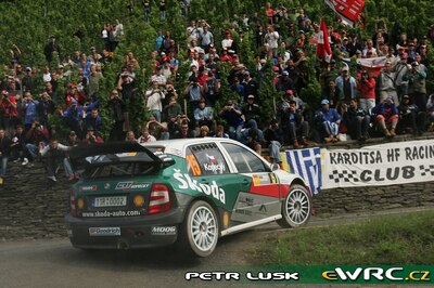 Jan Kopecký - Filip Schovánek
26º ADAC Rallye Deutschland 2007. Skoda Fabia WRC (11R 0002). Clasificado 5º.
Czech Rally Team Kopecký

Del 17 al 19 de Agosto, Trier.
Superficie: asfalto.

El Rally constaba de 3 etapas con un total de 1227.04 km de los que 356.27 km divididos en 19 tramos, eran cronometrados.

Tomaron la salida 102 equipos, finalizaron 88.

© Petr Lusk
@@
Palabras clave: Skoda;Fabia;WRC;Alemania;2007