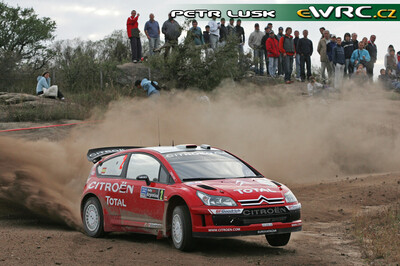 Dani Sordo - Marc Martí
27º Rally Argentina 2007. Citroën C4 WRC (751 DYN 78). Clasificado 6º.
Citroën Total WRT

Del 4 al 6 de Junio, Carlos Paz, Córdoba.
Superficie: tierra.

El Rally constaba de 3 etapas con un total de 1284.85 km de los que 371.00 km divididos en 23 tramos, eran cronometrados. (7 de los 9 tramos de la 1ª etapa fueron cancelados, SS2 Capilla del Monte - San Marcos 1 de 22.95 km, SS3 San Marcos - Cuchi Corral 1 de 19.24 km, SS4 Villa Giardino - La Falda 1 de 15.50 km, SS5 Valle Hermoso - Casagrande 1 de 10.95 km, SS6 Cosquin - Tanti 1 de 11.27 km, SS7
Capilla del Monte - San Marcos 2 de 22.95 km y SS8 San Marcos - Cuchi Corral 2 de 19.24 km).

Tomaron la salida 70 equipos, finalizaron 41.

© Petr Lusk
@
Palabras clave: Citroen;WRC;Argentina;2007