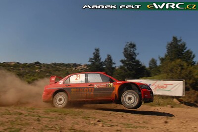 Toni Gardemeister - Jakke Honkanen
4º Rally d'Italia Sardegna 2007. Mitsubishi Lancer WRC 05 (KN04 WMD). Clasificado 6º.

Del 18 al 20 de Mayo, Olbia, Sardinia.
Superficie: tierra.

El Rally constaba de 3 etapas con un total de 1061.84 km de los que 342.86 km divididos en 18 tramos, eran cronometrados.

Tomaron la salida 82 equipos, finalizaron 67.

© Marek Felt
@@
Palabras clave: Mitsubishi;Lancer;WRC;Cerdeña;Italia;2007