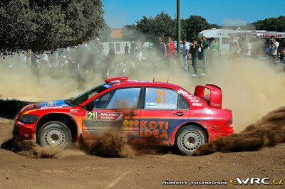 Toni Gardemeister - Jakke Honkanen
4º Rally d'Italia Sardegna 2007. Mitsubishi Lancer WRC 05 (KN04 WMD). Clasificado 6º.

Del 18 al 20 de Mayo, Olbia, Sardinia.
Superficie: tierra.

El Rally constaba de 3 etapas con un total de 1061.84 km de los que 342.86 km divididos en 18 tramos, eran cronometrados.

Tomaron la salida 82 equipos, finalizaron 67.

© Robert Tuchowski
@@
Palabras clave: Mitsubishi;Lancer;WRC;Cerdeña;Italia;2007