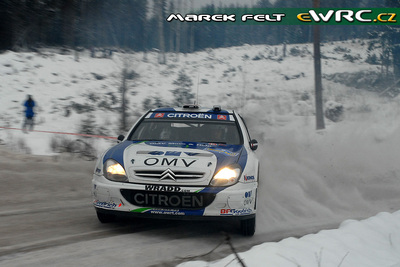 Manfred Stohl - Ilka Minor
56º Uddeholm Swedish Rally 2007. Citroën Xsara WRC (596 DYS 78). Clasificado 7º.
OMV Kronos Citroën WRT

Del 9 al 11 de Febrero, Karlstad.
Superficie: nieve - hielo.

El Rally constaba de 3 etapas con un total de 1731.25 km de los que 342.09 km divididos en 20 tramos, eran cronometrados.

Tomaron la salida 58 equipos, finalizaron 43.

© Marek Felt
@
Palabras clave: Citroen;Xsara;WRC;Suecia;2007;Nieve