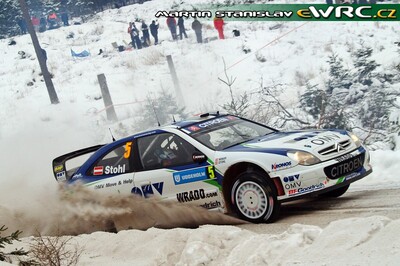 Manfred Stohl - Ilka Minor
56º Uddeholm Swedish Rally 2007. Citroën Xsara WRC (596 DYS 78). Clasificado 7º.
OMV Kronos Citroën WRT

Del 9 al 11 de Febrero, Karlstad.
Superficie: nieve - hielo.

El Rally constaba de 3 etapas con un total de 1731.25 km de los que 342.09 km divididos en 20 tramos, eran cronometrados.

Tomaron la salida 58 equipos, finalizaron 43.

© Martin Stanislav
@
Palabras clave: Citroen;Xsara;WRC;Suecia;2007;Nieve