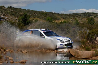 Manfred Stohl - Ilka Minor
4º Rally d'Italia Sardegna 2007. Citroën Xsara WRC (596 DYS 78). Clasificado 7º.
OMV Kronos Citroën WRT

Del 18 al 20 de Mayo, Olbia, Sardinia.
Superficie: tierra.

El Rally constaba de 3 etapas con un total de 1061.84 km de los que 342.86 km divididos en 18 tramos, eran cronometrados.

Tomaron la salida 82 equipos, finalizaron 67.

© Marek Felt
@@
Palabras clave: Citroen;Xsara;WRC;Cerdeña;Italia;2007