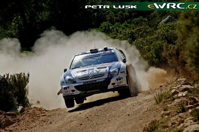 Manfred Stohl - Ilka Minor
4º Rally d'Italia Sardegna 2007. Citroën Xsara WRC (596 DYS 78). Clasificado 7º.
OMV Kronos Citroën WRT

Del 18 al 20 de Mayo, Olbia, Sardinia.
Superficie: tierra.

El Rally constaba de 3 etapas con un total de 1061.84 km de los que 342.86 km divididos en 18 tramos, eran cronometrados.

Tomaron la salida 82 equipos, finalizaron 67.

© Petr Lusk
@@
Palabras clave: Citroen;Xsara;WRC;Cerdeña;Italia;2007