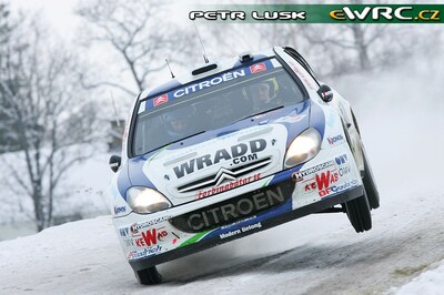 Daniel Carlsson - Denis Giraudet
22º Rally Norway 2007. Citroën Xsara WRC (100 DZF 78). Clasificado 7º.
OMV Kronos Citroën WRT

Del 16 al 18 de Febrero, Hamar, Innlandet.
Superficie: nieve - hielo.

El Rally constaba de 3 etapas con un total de 1109.57 km de los que 355.99 km divididos en 18 tramos, eran cronometrados.

Tomaron la salida 74 equipos, finalizaron 63.

© Petr Lusk
@
Palabras clave: Citroen;WRC;Noruega;2007;Nieve