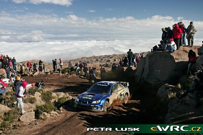 Chris Atkinson - Stéphane Prévot
27º Rally Argentina 2007. Subaru Impreza S12B WRC '07 (JT06 SRT). Clasificado 7º.
Subaru World Rally Team

Del 4 al 6 de Junio, Carlos Paz, Córdoba.
Superficie: tierra.

El Rally constaba de 3 etapas con un total de 1284.85 km de los que 371.00 km divididos en 23 tramos, eran cronometrados. (7 de los 9 tramos de la 1ª etapa fueron cancelados, SS2 Capilla del Monte - San Marcos 1 de 22.95 km, SS3 San Marcos - Cuchi Corral 1 de 19.24 km, SS4 Villa Giardino - La Falda 1 de 15.50 km, SS5 Valle Hermoso - Casagrande 1 de 10.95 km, SS6 Cosquin - Tanti 1 de 11.27 km, SS7
Capilla del Monte - San Marcos 2 de 22.95 km y SS8 San Marcos - Cuchi Corral 2 de 19.24 km).

Tomaron la salida 70 equipos, finalizaron 41.

© Petr Lusk
@
Palabras clave: Subaru;Impreza;WRC;Argentina;2007