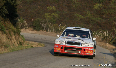 Jan Kopecký - Filip Schovánek
51º Tour de Corse - Rallye de France 2007. Skoda Fabia WRC (11R 0002). Clasificado 7º.
Czech Rally Team Kopecký

Del 12 al 14 de Octubre, Ajaccio.
Superficie: asfalto.

El Rally constaba de 3 etapas con un total de 1099.10 km de los que 359.32 km divididos en 16 tramos, eran cronometrados.

Tomaron la salida 74 equipos, finalizaron 57.

© Petr Sagner
@
Palabras clave: Skoda;Fabia;WRC;Corse;Corcega;2007