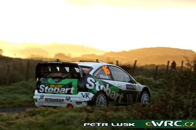 Matthew Wilson - Michael Orr
3º Rally Ireland 2007. Ford Focus RS WRC '06 (1 ES). Clasificado 7º.
Stobart VK Ford Rally Team

Del 16 al 18 de Noviembre, Sligo.
Superficie: asfalto.

El Rally constaba de 3 etapas con un total de 1182.63 km de los que 328.72 km divididos en 20 tramos, eran cronometrados.

Tomaron la salida 84 equipos, finalizaron 66.

© Petr Lusk
@@
Palabras clave: Ford;Focus;WRC;Irlanda;2007