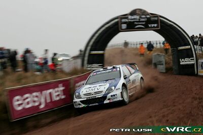 Manfred Stohl - Ilka Minor
27º Rally Argentina 2007. Citroën Xsara WRC (98 DZF 78). Clasificado 8º.
OMV Kronos Citroën WRT

Del 4 al 6 de Junio, Carlos Paz, Córdoba.
Superficie: tierra.

El Rally constaba de 3 etapas con un total de 1284.85 km de los que 371.00 km divididos en 23 tramos, eran cronometrados. (7 de los 9 tramos de la 1ª etapa fueron cancelados, SS2 Capilla del Monte - San Marcos 1 de 22.95 km, SS3 San Marcos - Cuchi Corral 1 de 19.24 km, SS4 Villa Giardino - La Falda 1 de 15.50 km, SS5 Valle Hermoso - Casagrande 1 de 10.95 km, SS6 Cosquin - Tanti 1 de 11.27 km, SS7
Capilla del Monte - San Marcos 2 de 22.95 km y SS8 San Marcos - Cuchi Corral 2 de 19.24 km).

Tomaron la salida 70 equipos, finalizaron 41.

© Petr Lusk
@
Palabras clave: Citroen;Xsara;WRC;Argentina;2007