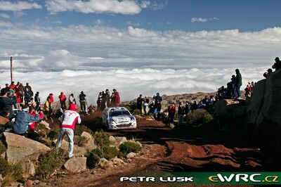 Manfred Stohl - Ilka Minor
27º Rally Argentina 2007. Citroën Xsara WRC (98 DZF 78). Clasificado 8º.
OMV Kronos Citroën WRT

Del 4 al 6 de Junio, Carlos Paz, Córdoba.
Superficie: tierra.

El Rally constaba de 3 etapas con un total de 1284.85 km de los que 371.00 km divididos en 23 tramos, eran cronometrados. (7 de los 9 tramos de la 1ª etapa fueron cancelados, SS2 Capilla del Monte - San Marcos 1 de 22.95 km, SS3 San Marcos - Cuchi Corral 1 de 19.24 km, SS4 Villa Giardino - La Falda 1 de 15.50 km, SS5 Valle Hermoso - Casagrande 1 de 10.95 km, SS6 Cosquin - Tanti 1 de 11.27 km, SS7
Capilla del Monte - San Marcos 2 de 22.95 km y SS8 San Marcos - Cuchi Corral 2 de 19.24 km).

Tomaron la salida 70 equipos, finalizaron 41.

© Petr Lusk
@
Palabras clave: Citroen;Xsara;WRC;Argentina;2007