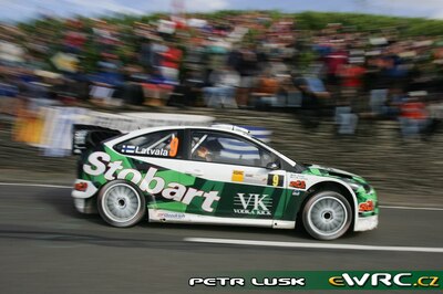 Jari-Matti Latvala - Miikka Anttila
26º ADAC Rallye Deutschland 2007. Ford Focus RS WRC '06 (EJ56 FZB). Clasificado 8º.
Stobart VK Ford Rally Team

Del 17 al 19 de Agosto, Trier.
Superficie: asfalto.

El Rally constaba de 3 etapas con un total de 1227.04 km de los que 356.27 km divididos en 19 tramos, eran cronometrados.

Tomaron la salida 102 equipos, finalizaron 88.

© Petr Lusk
@@
Palabras clave: Ford;Focus;WRC;Alemania;2007