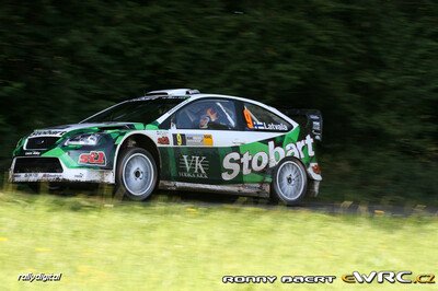 Jari-Matti Latvala - Miikka Anttila
26º ADAC Rallye Deutschland 2007. Ford Focus RS WRC '06 (EJ56 FZB). Clasificado 8º.
Stobart VK Ford Rally Team

Del 17 al 19 de Agosto, Trier.
Superficie: asfalto.

El Rally constaba de 3 etapas con un total de 1227.04 km de los que 356.27 km divididos en 19 tramos, eran cronometrados.

Tomaron la salida 102 equipos, finalizaron 88.

© Ronny Baert
@
Palabras clave: Ford;Focus;WRC;Alemania;2007