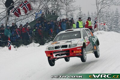 Jan Kopecký - Filip Schovánek
22º Rally Norway 2007. Skoda Fabia WRC (4S8 9856). Clasificado 8º.
Czech Rally Team Kopecký

Del 16 al 18 de Febrero, Hamar, Innlandet.
Superficie: nieve - hielo.

El Rally constaba de 3 etapas con un total de 1109.57 km de los que 355.99 km divididos en 18 tramos, eran cronometrados.

Tomaron la salida 74 equipos, finalizaron 63.

© Petr Lusk
@@
Palabras clave: Skoda;Fabia;WRC;Noruega;2007;Nieve