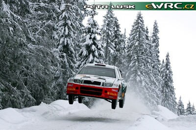 Jan Kopecký - Filip Schovánek
22º Rally Norway 2007. Skoda Fabia WRC (4S8 9856). Clasificado 8º.
Czech Rally Team Kopecký

Del 16 al 18 de Febrero, Hamar, Innlandet.
Superficie: nieve - hielo.

El Rally constaba de 3 etapas con un total de 1109.57 km de los que 355.99 km divididos en 18 tramos, eran cronometrados.

Tomaron la salida 74 equipos, finalizaron 63.

© Petr Lusk
@@
Palabras clave: Skoda;Fabia;WRC;Noruega;2007;Nieve
